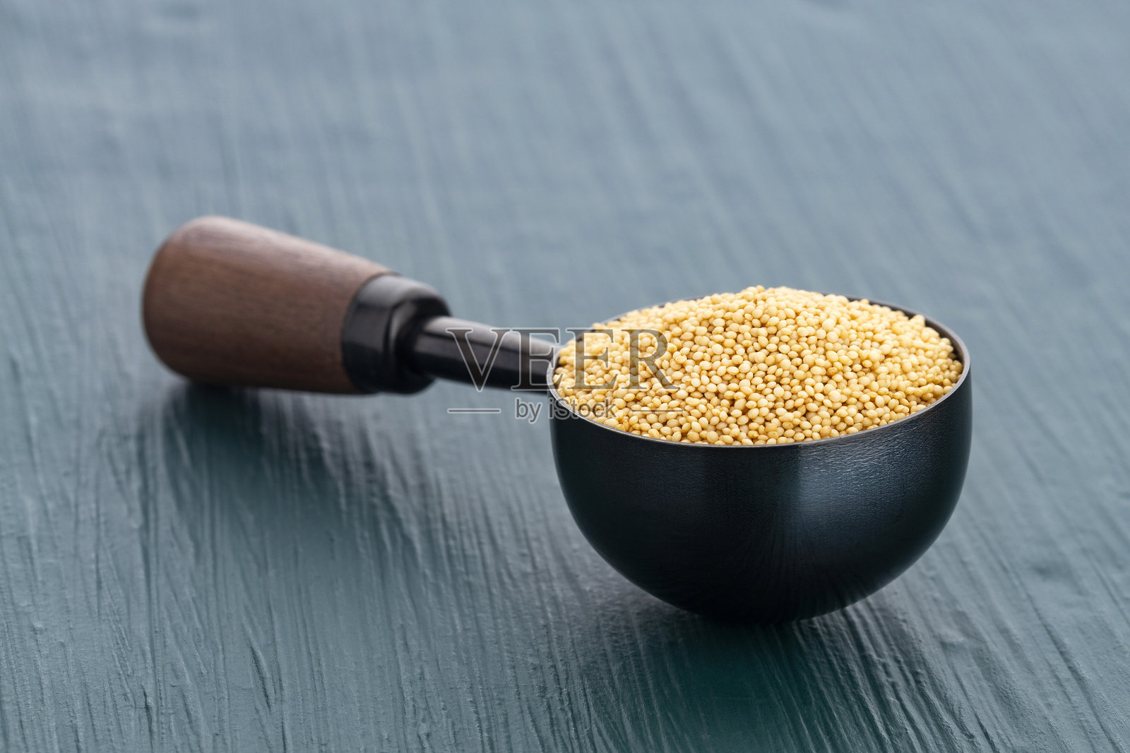 苋菜籽 - 量勺中的生苋菜籽照片摄影图片