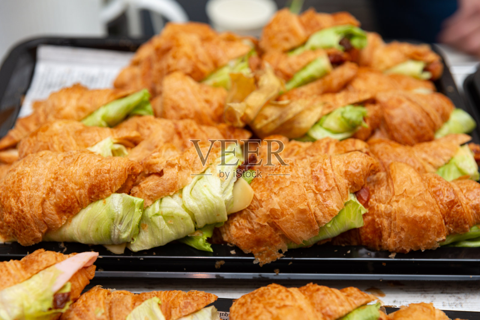 新鲜的可颂，配有生菜和馅料照片摄影图片