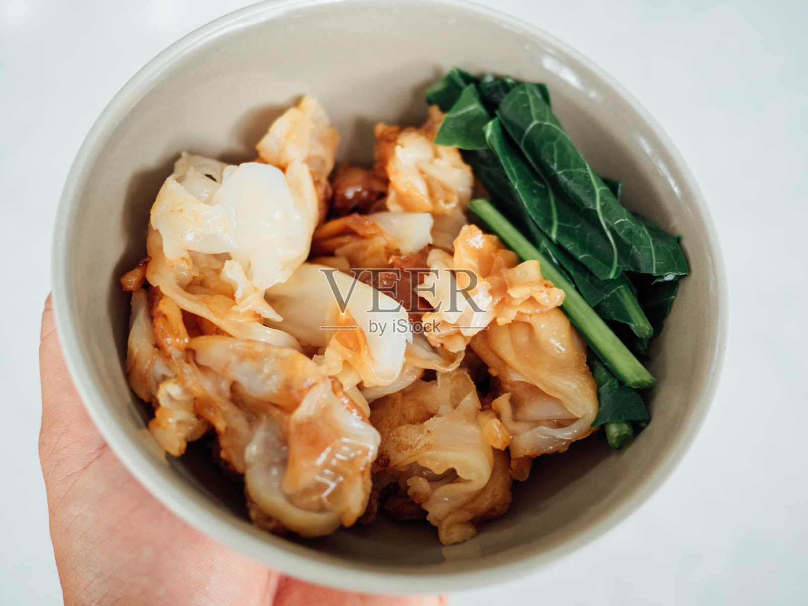 淋上肉汁的炒面照片摄影图片