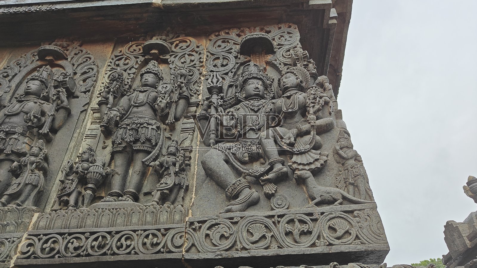 卡纳塔克邦，印度，霍伊萨拉国王神庙的雕刻工艺，一座供奉湿婆的12世纪印度教寺庙，它是霍伊萨拉前首府黑勒比都最大的纪念建筑。照片摄影图片