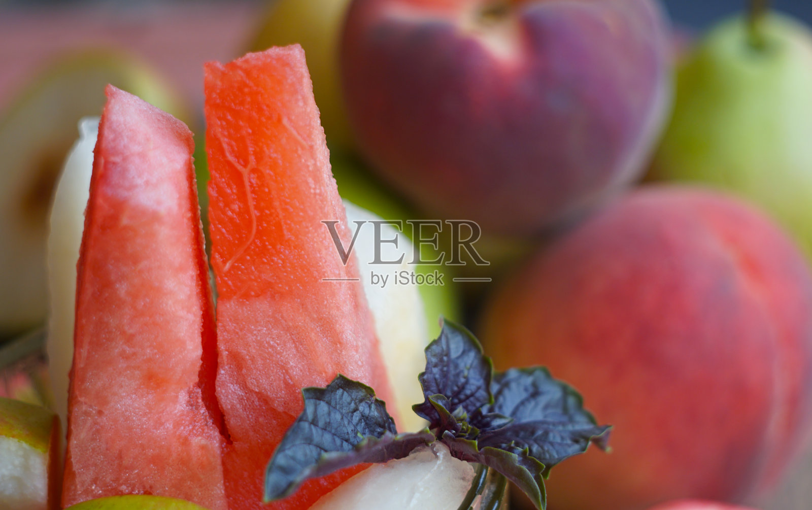 窗户下摆放着各种秋季水果。照片摄影图片