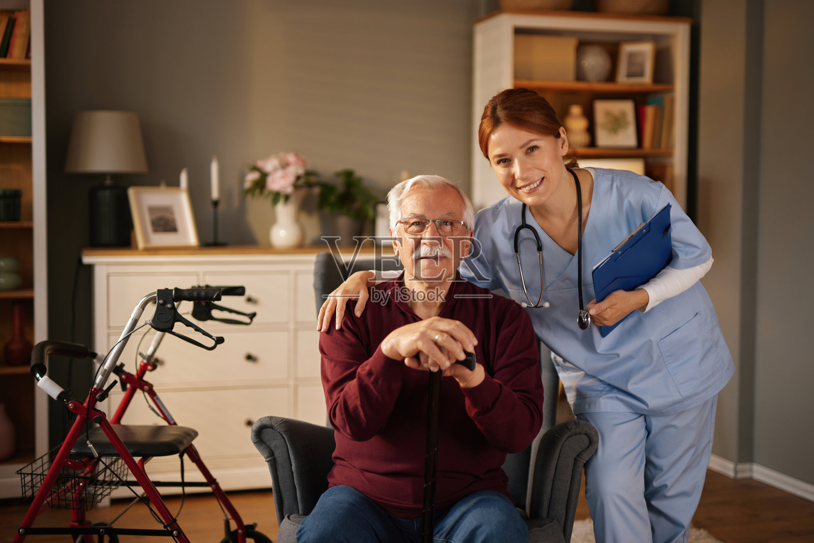 护士在家照顾老人照片摄影图片