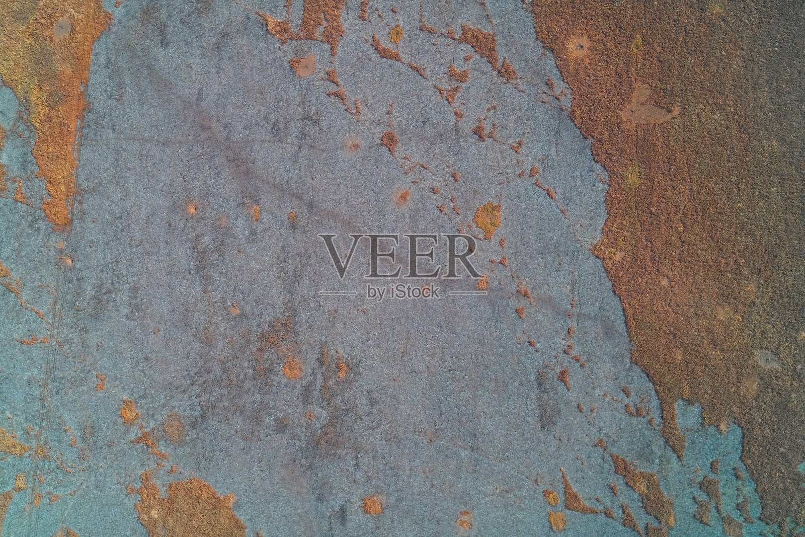 俯视角度抽象图，展示酸性土壤污染。矿物质径流流过深蓝色灰色纹理。照片摄影图片