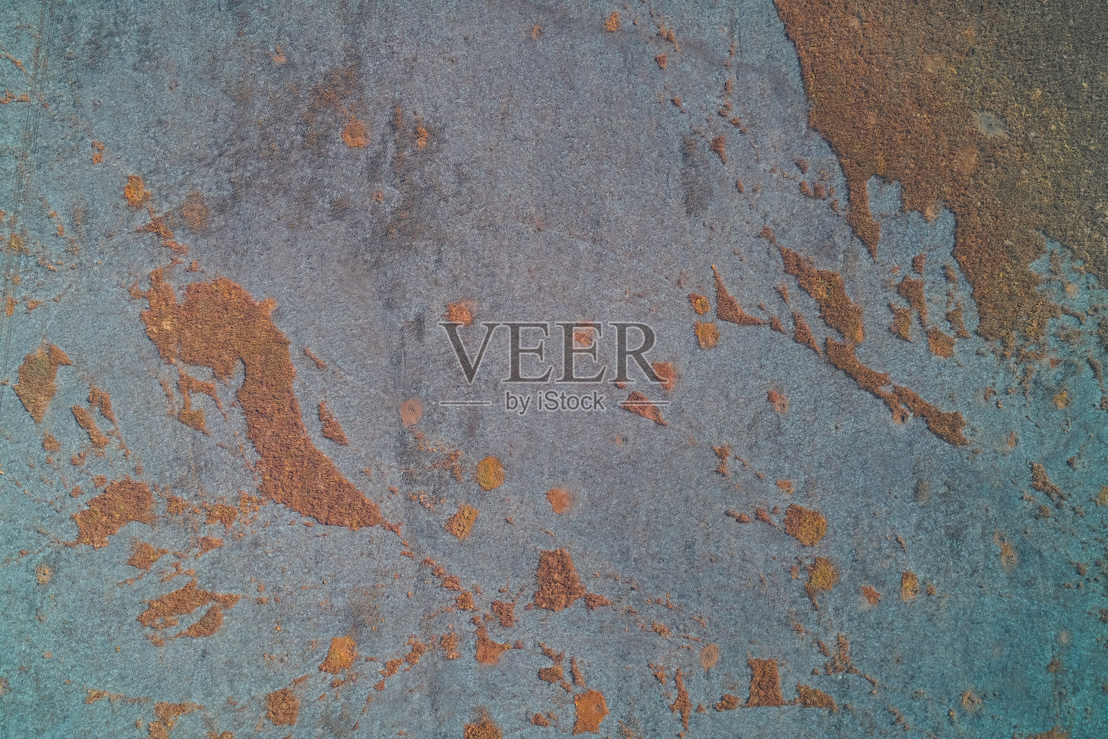 蓝色灰色矿物地壳的空中抽象。土壤污染和飞溅图案纹理背景。照片摄影图片