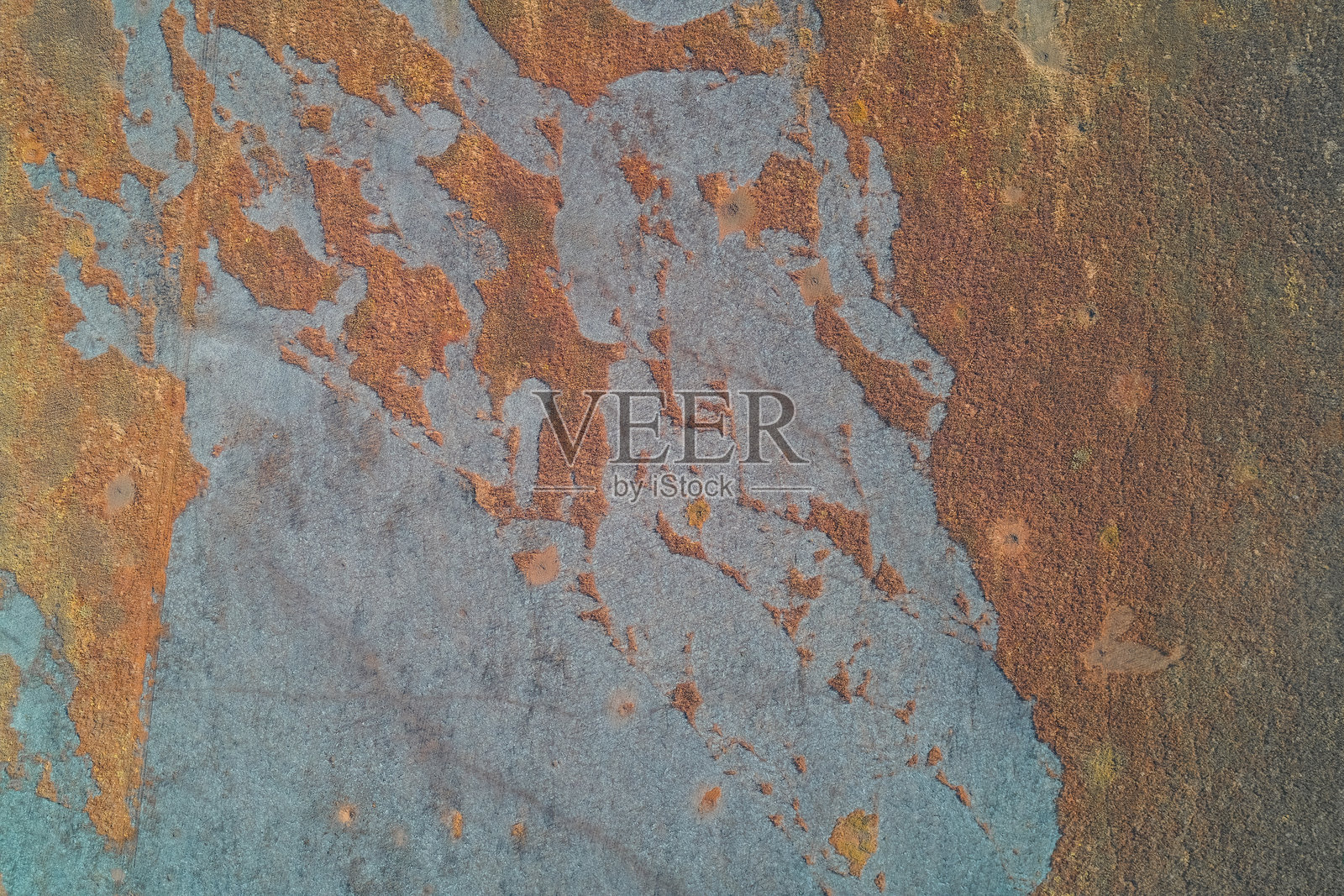 双色大地纹理的航空抽象。浅蓝色和锈橙色土壤污染对比。照片摄影图片