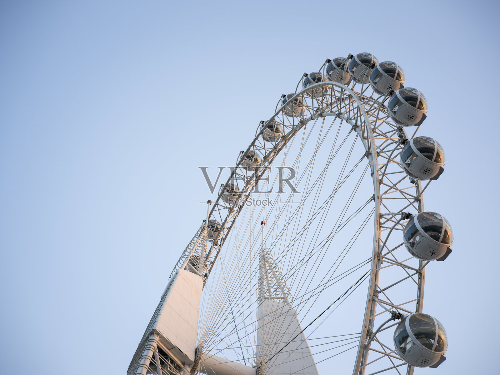 晴朗的蓝天下，摩天轮的壮丽景色照片摄影图片