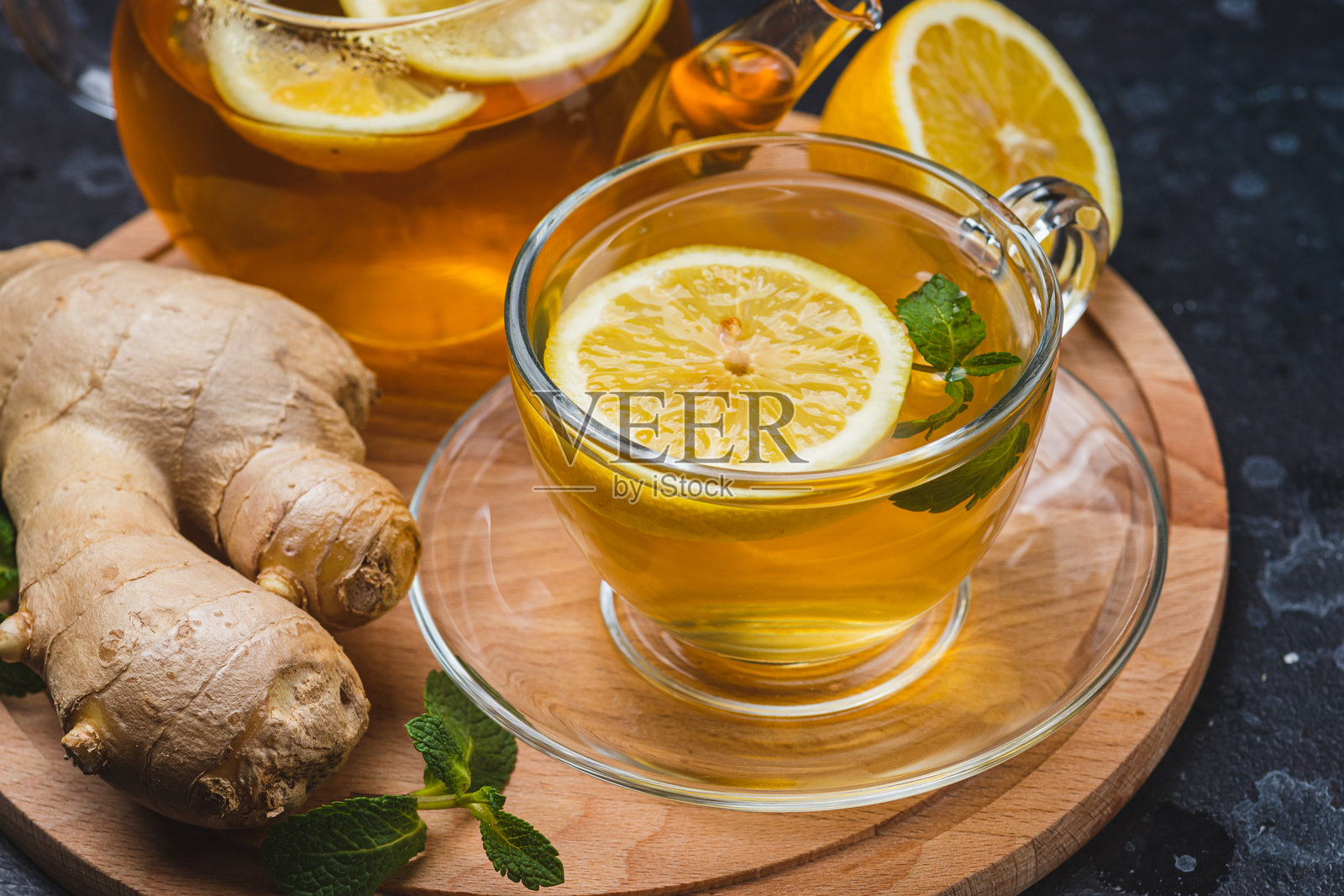 杯子里的柠檬姜味茶照片摄影图片