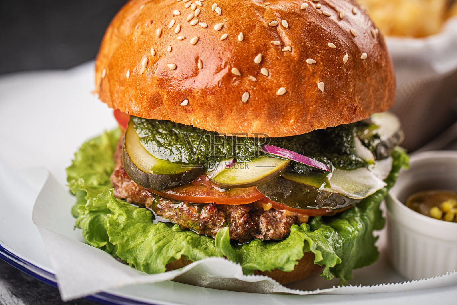 美味的芝士汉堡配薯条、酱料和沙拉照片摄影图片