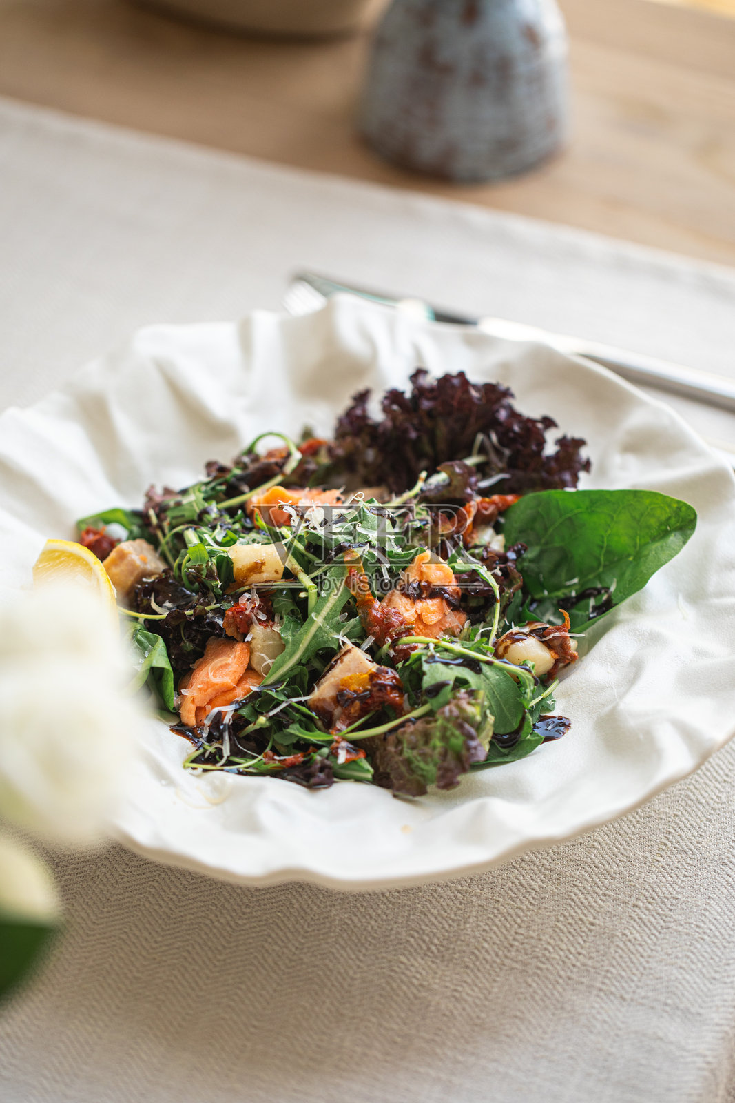 精致海鲜沙拉配绿叶蔬菜的一部分照片摄影图片