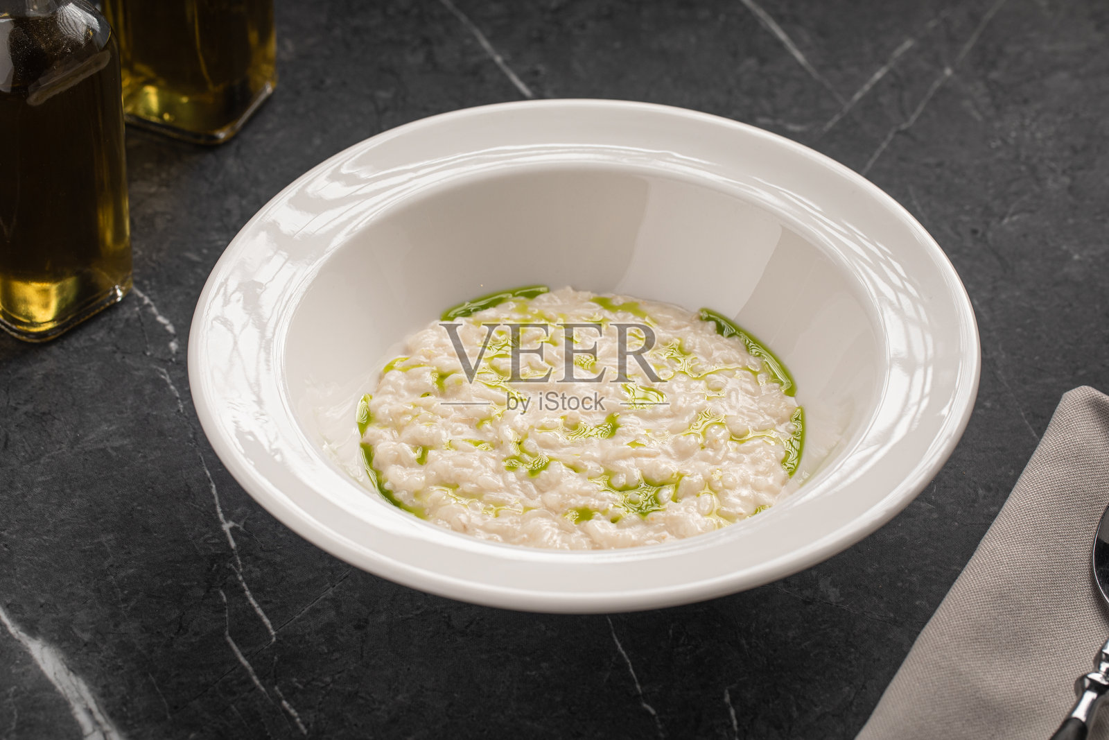 白碗里的奶油意大利烩饭配绿橄榄油照片摄影图片