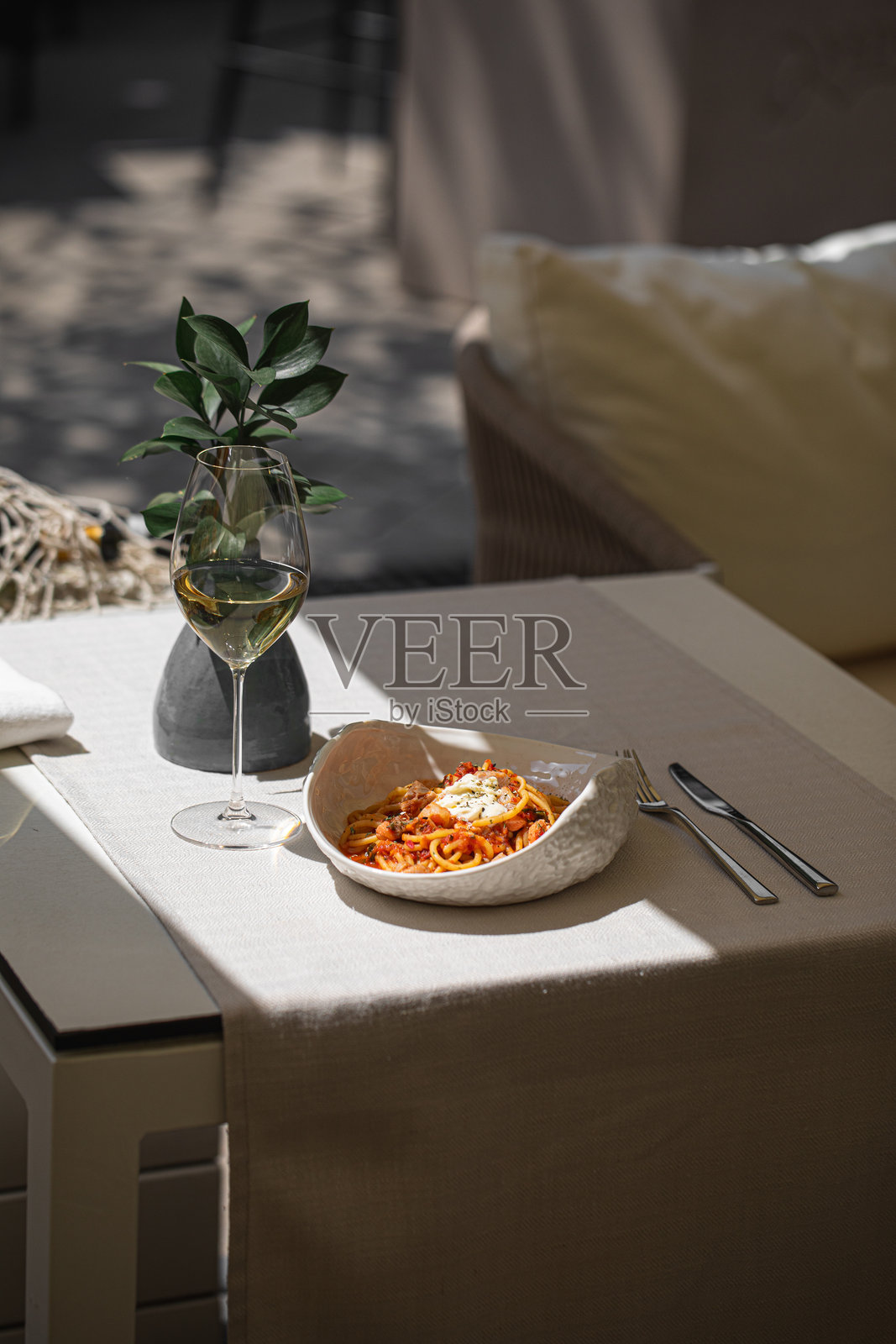 桌上的意大利面配番茄酱和葡萄酒照片摄影图片