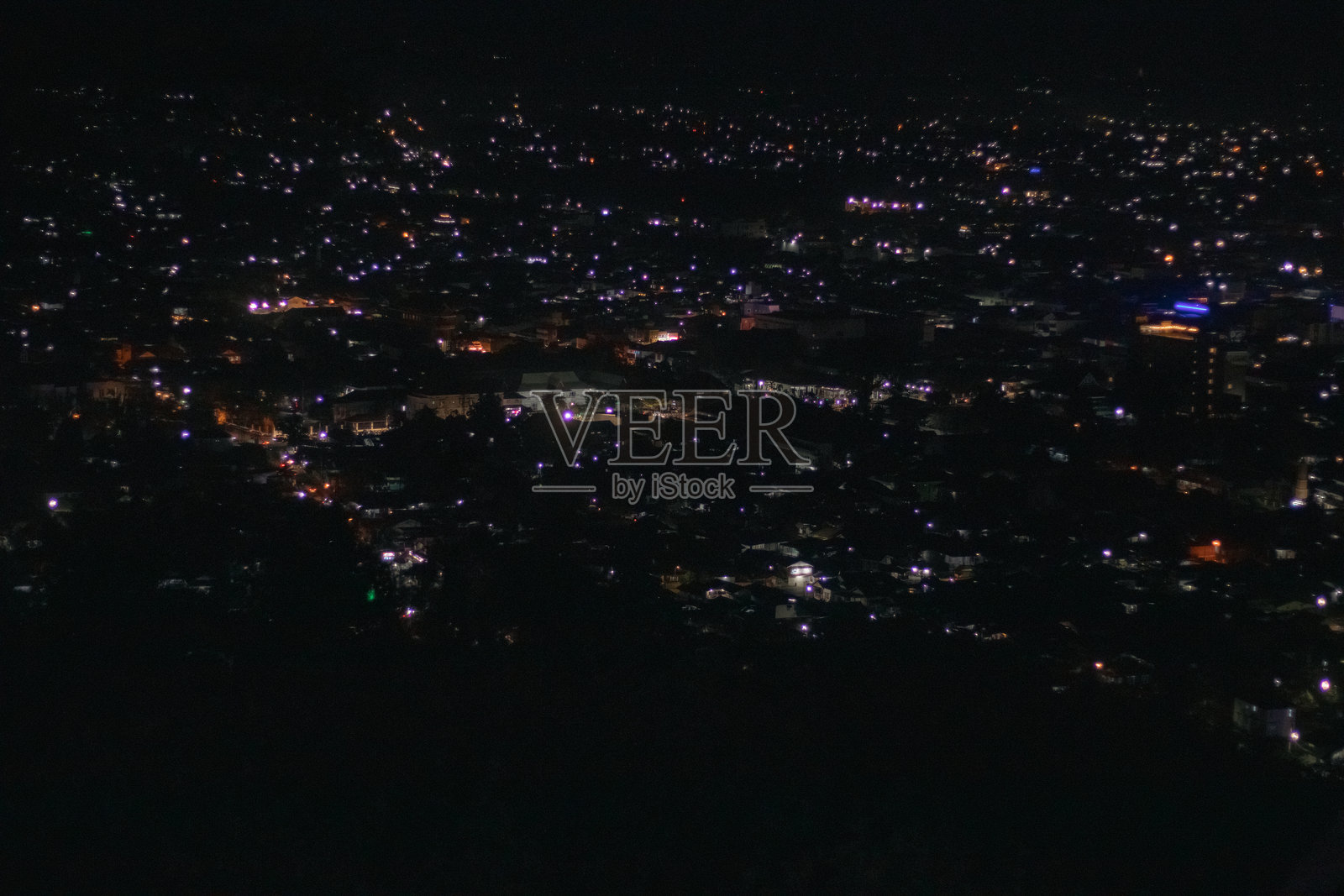 从上方俯瞰的城市夜景灯光照片摄影图片