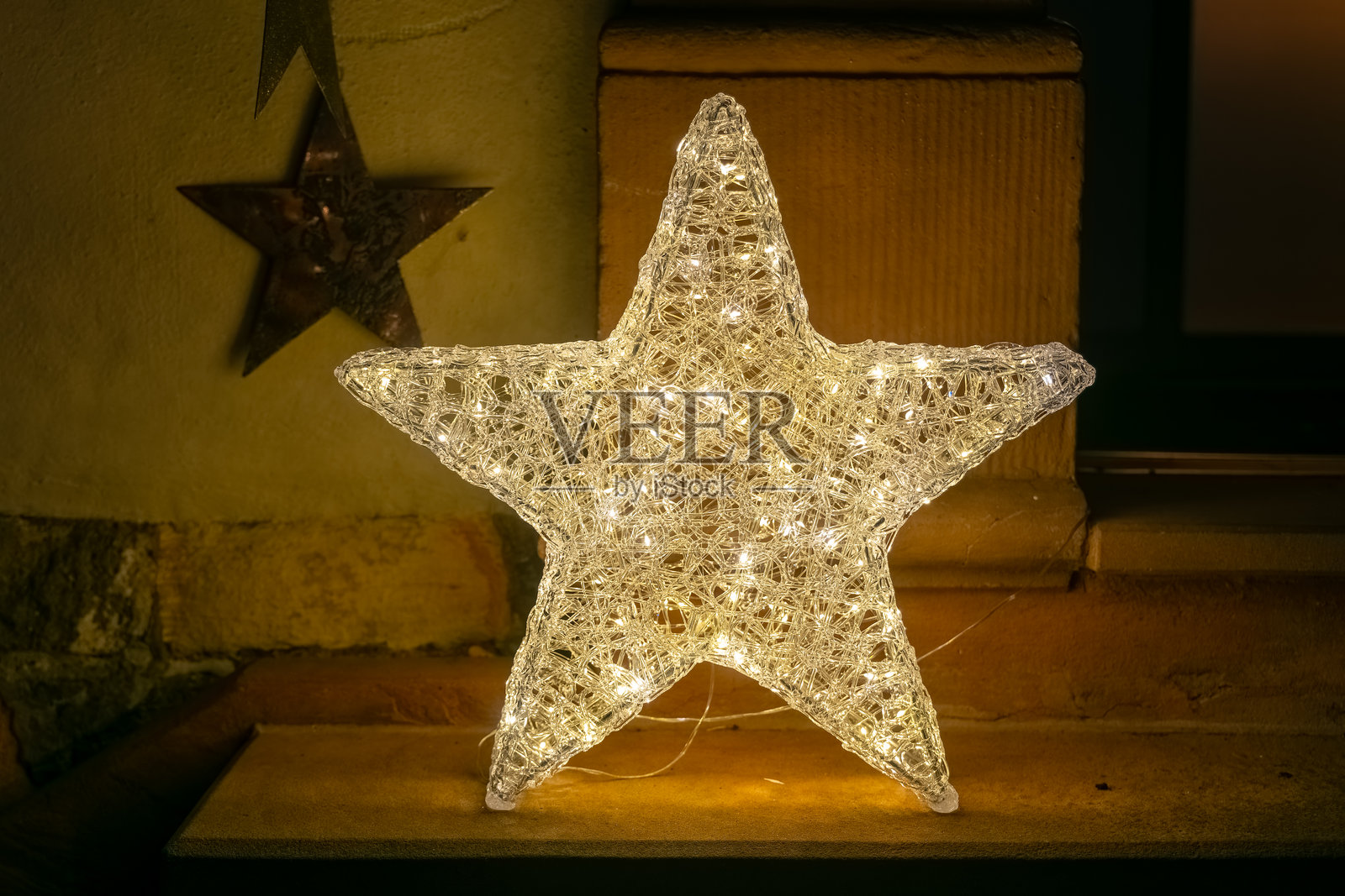 节日季夜晚，舒适的户外环境中，闪亮的星星装饰在柔和地发光照片摄影图片