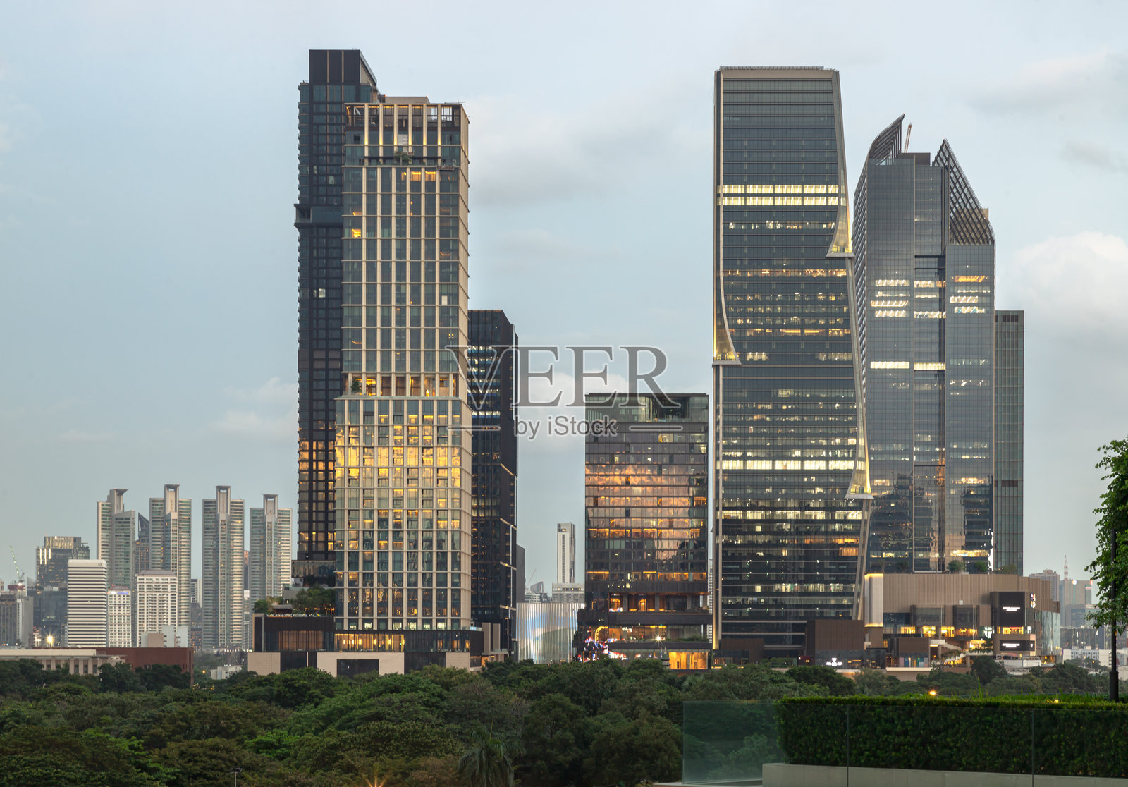前景为隆披尼公园，背景为One Bangkok和Dusit Central Park开发项目的高楼大厦。照片摄影图片