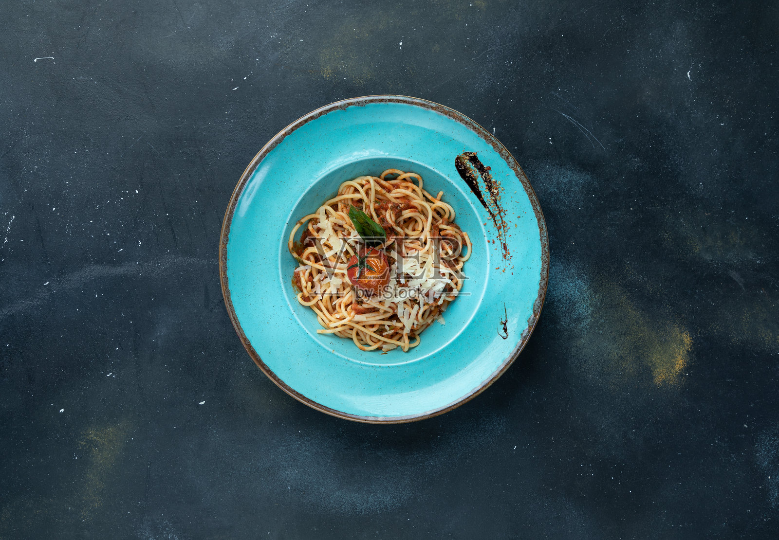 经典肉酱意面配帕玛森芝士和罗勒照片摄影图片