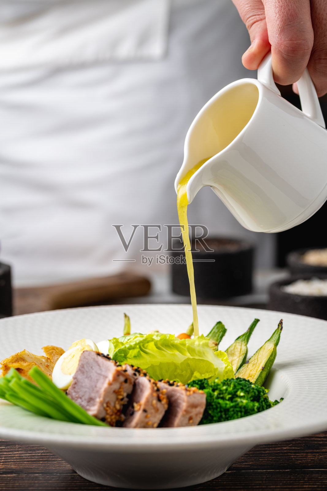 新鲜金枪鱼沙拉，配有蔬菜、鸡蛋和绿色蔬菜照片摄影图片