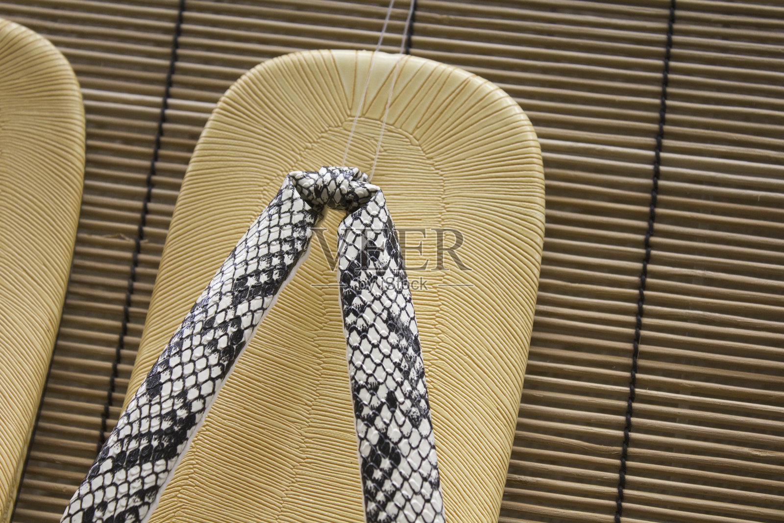 男式木屐凉鞋照片摄影图片