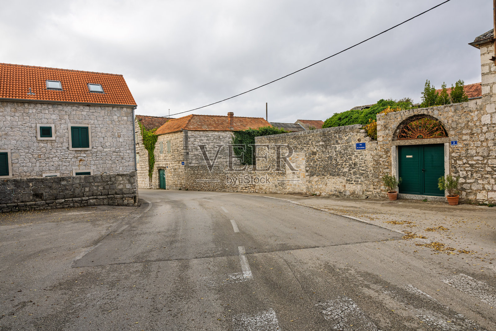 克罗地亚格罗霍特迷人的村庄街道，石头建筑，阴天照片摄影图片