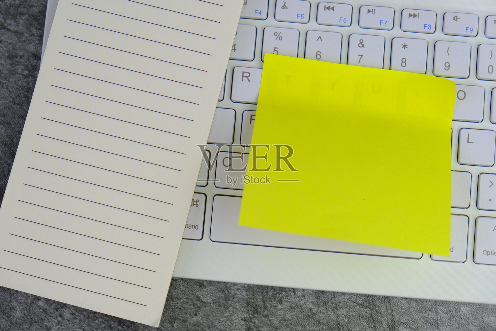 空白纸张与学习用品并列，无文字，作为文本空间的模板概念，体现商业与教育理念。照片摄影图片