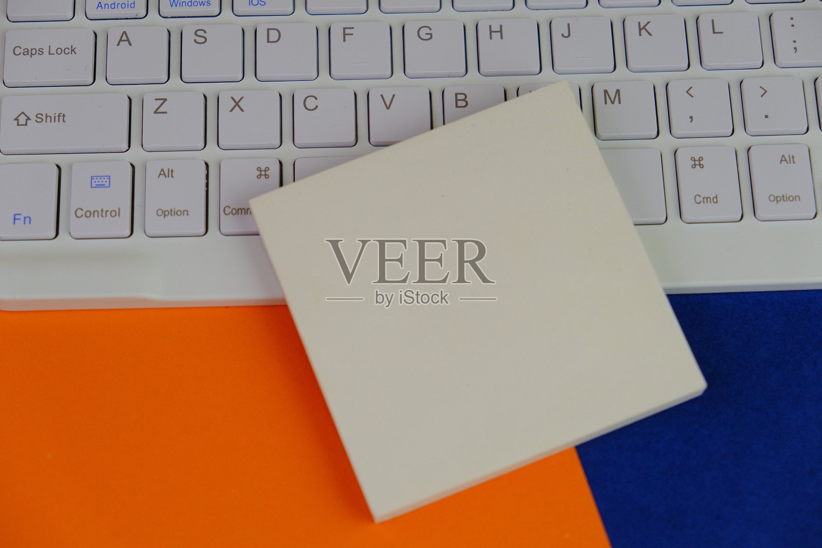 空白纸张和学校用品，无文字，作为文本空间的模板概念，商业与教育主题。照片摄影图片