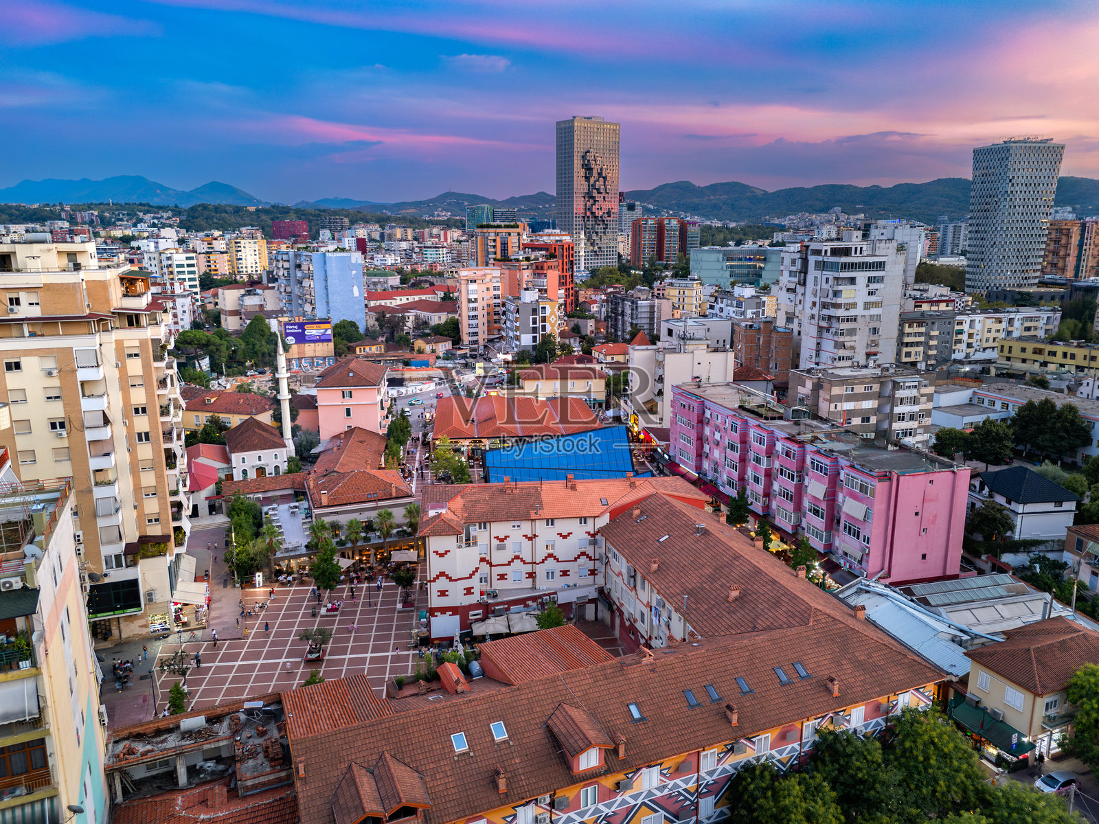 无人机视角下的地拉那，市场，阿尔巴尼亚首都照片摄影图片