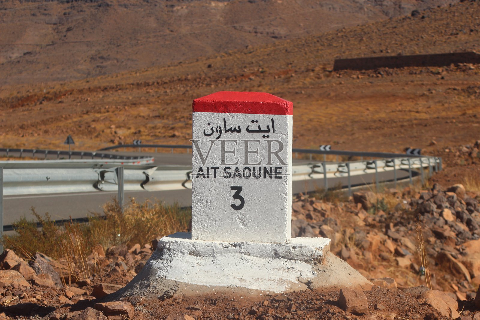 摩洛哥艾特索恩（Ait Saoune）3公里指示牌，艾特索恩距离指示牌照片摄影图片