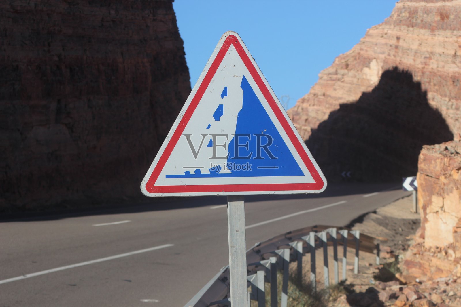 落石警告标志照片摄影图片