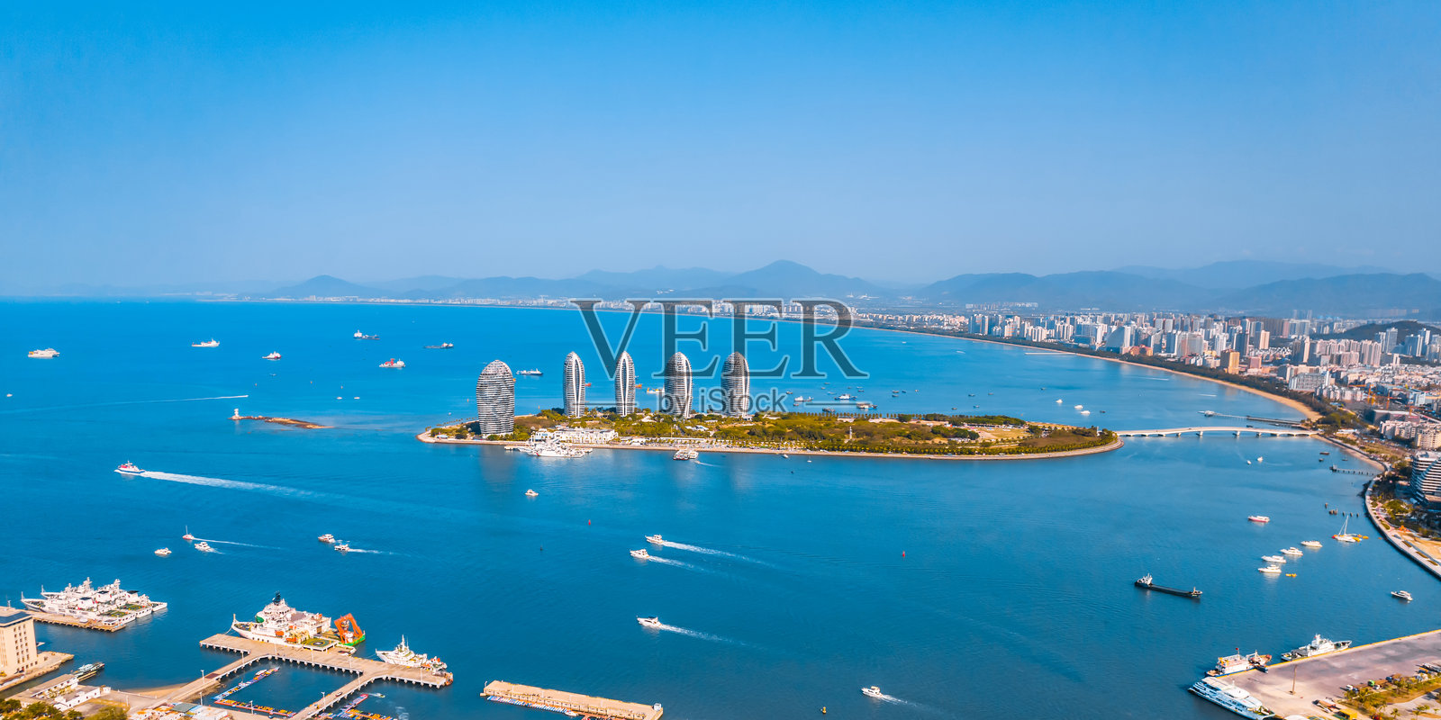 中国海南三亚湾海岸线与凤凰岛天际线照片摄影图片