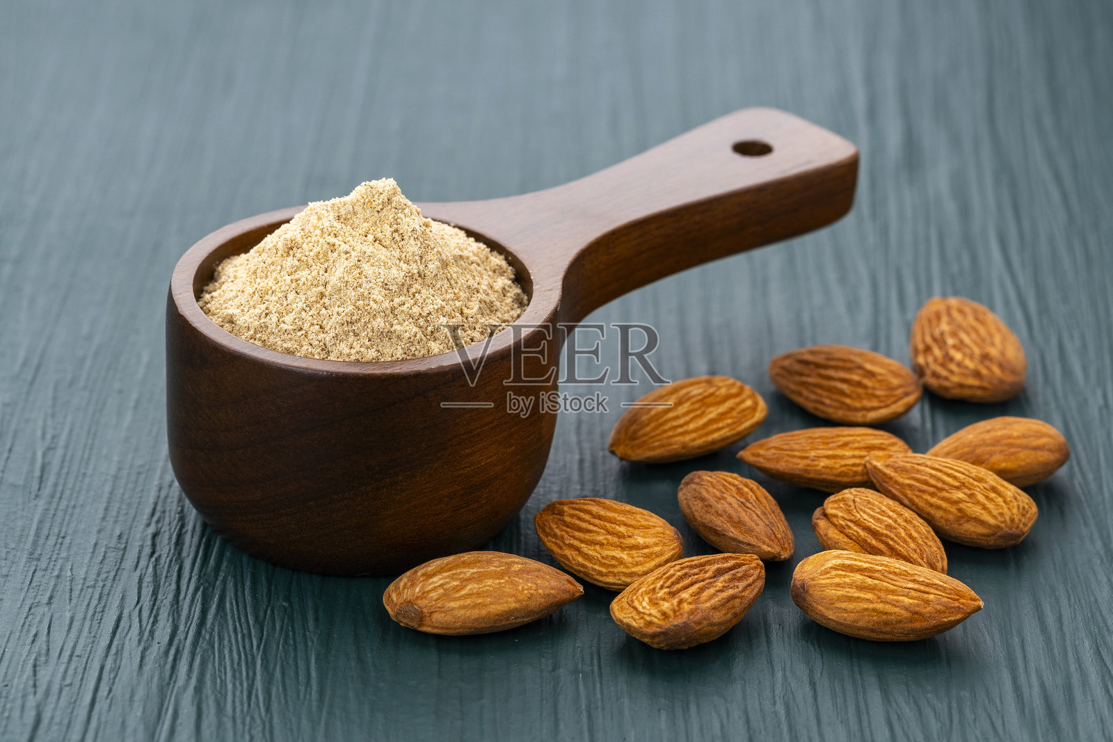 扁桃仁 - 勺子里的研磨干扁桃仁照片摄影图片