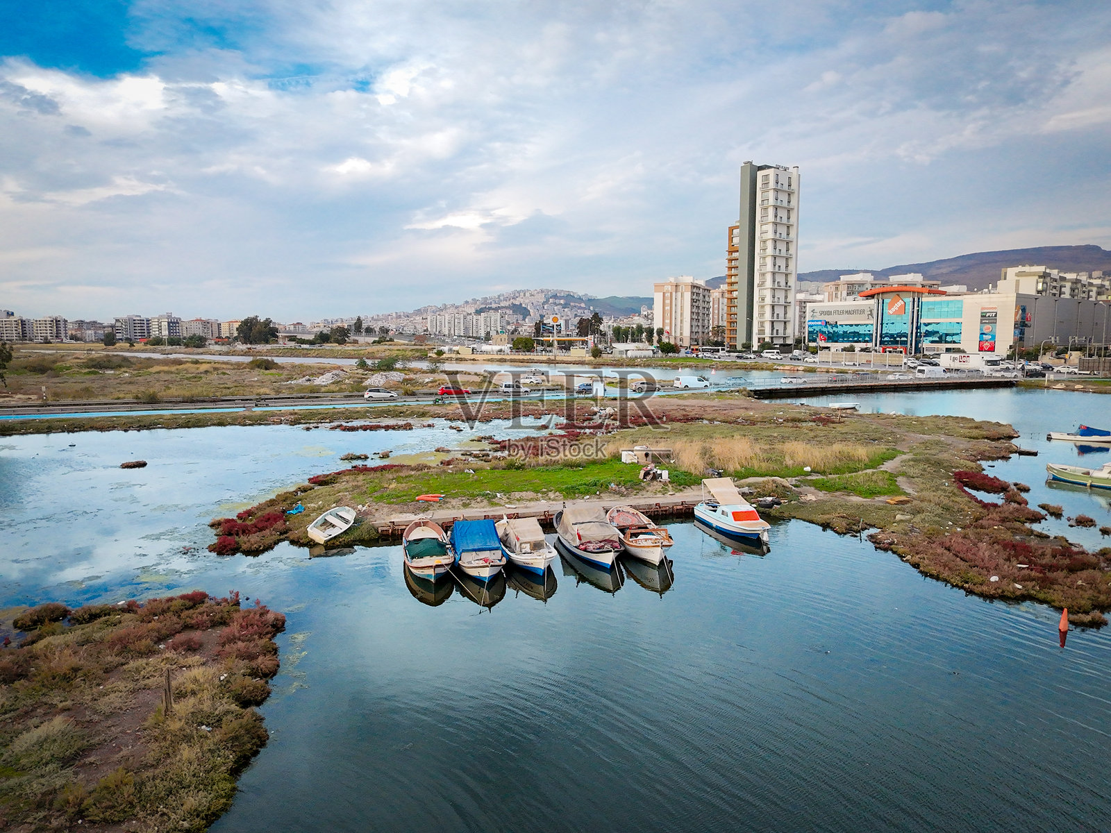 宁静的海滨风光与色彩斑斓的船只照片摄影图片