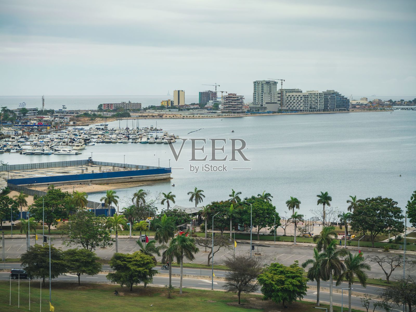 2023年安哥拉罗安达金融峰会期间,俯瞰罗安达湾的景象。照片摄影图片