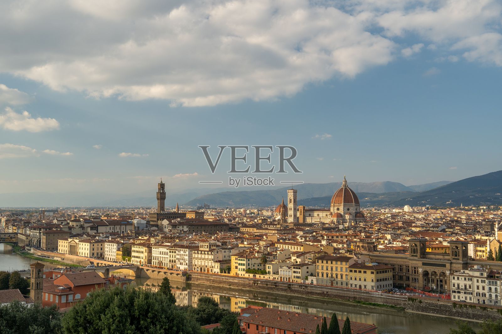 意大利佛罗伦萨的景色,以部分多云天空下的标志性佛罗伦萨大教堂为特色。照片摄影图片