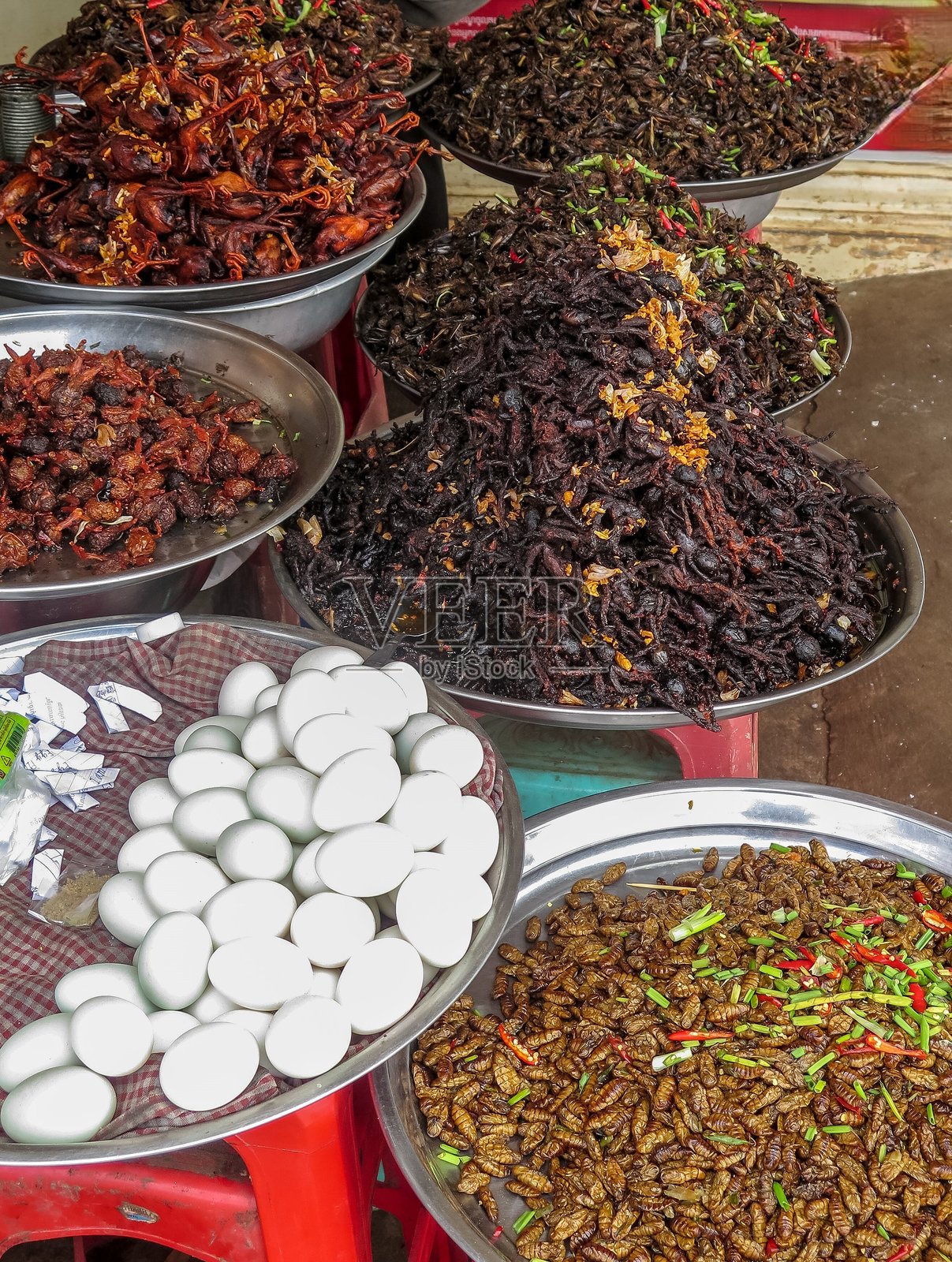 柬埔寨市场里的炸昆虫照片摄影图片