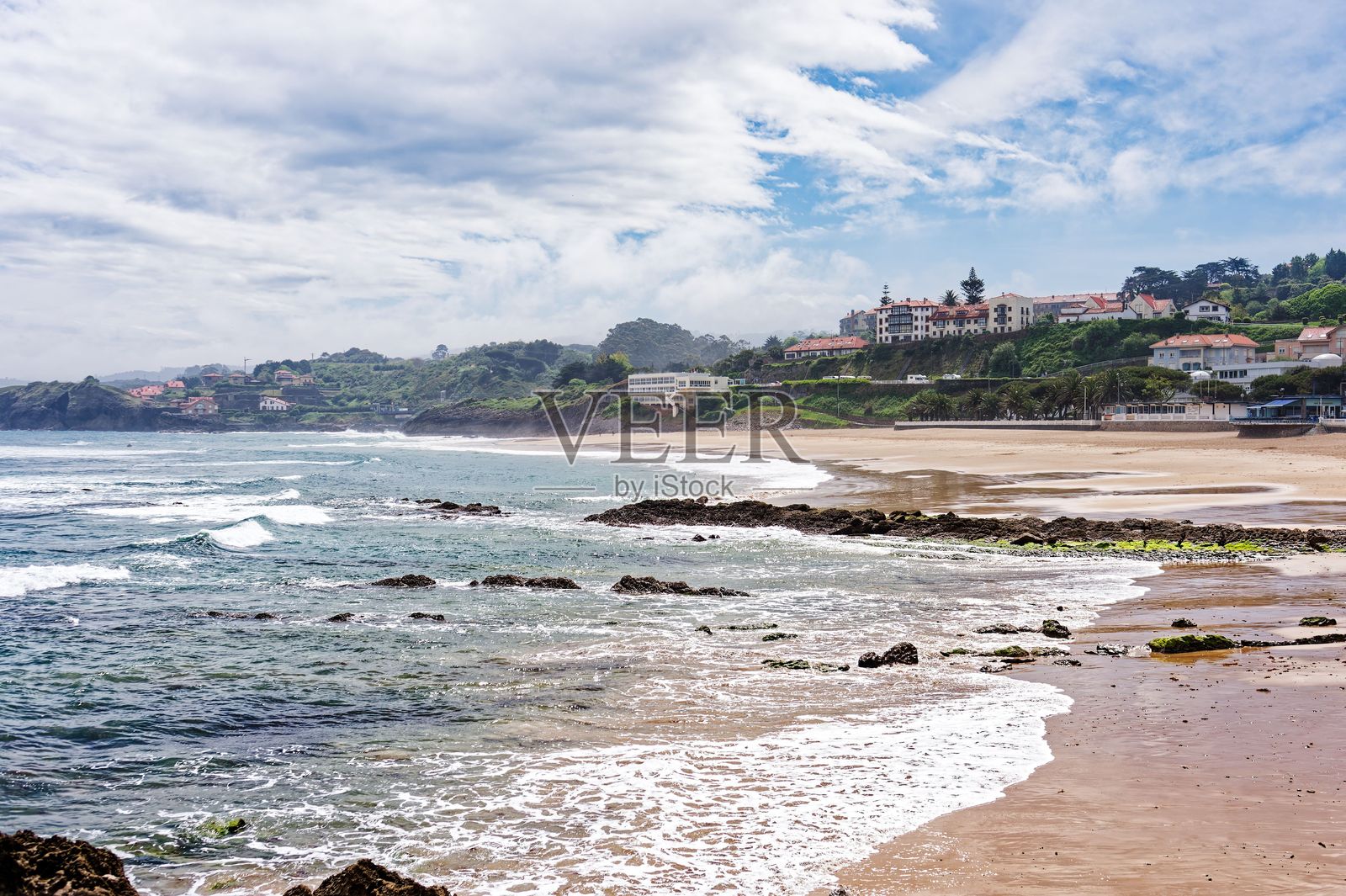 风景如画的海岸风光，带有沙滩照片摄影图片