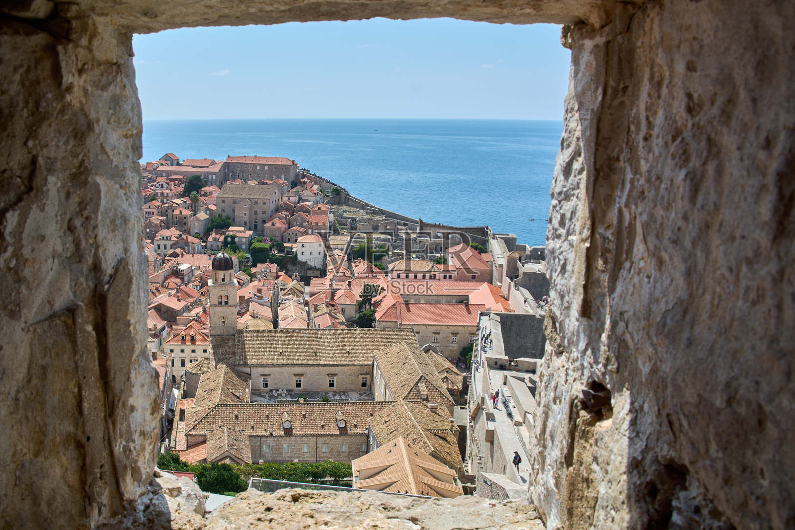 城墙窗户框景的杜布罗夫尼克标志性景观照片摄影图片