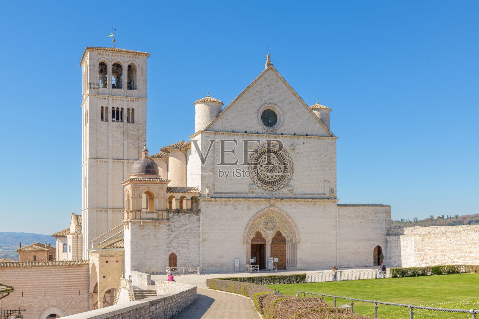 意大利阿西西圣方济各圣殿外观，包含玫瑰窗、哥特式门廊和上教堂立面。照片摄影图片