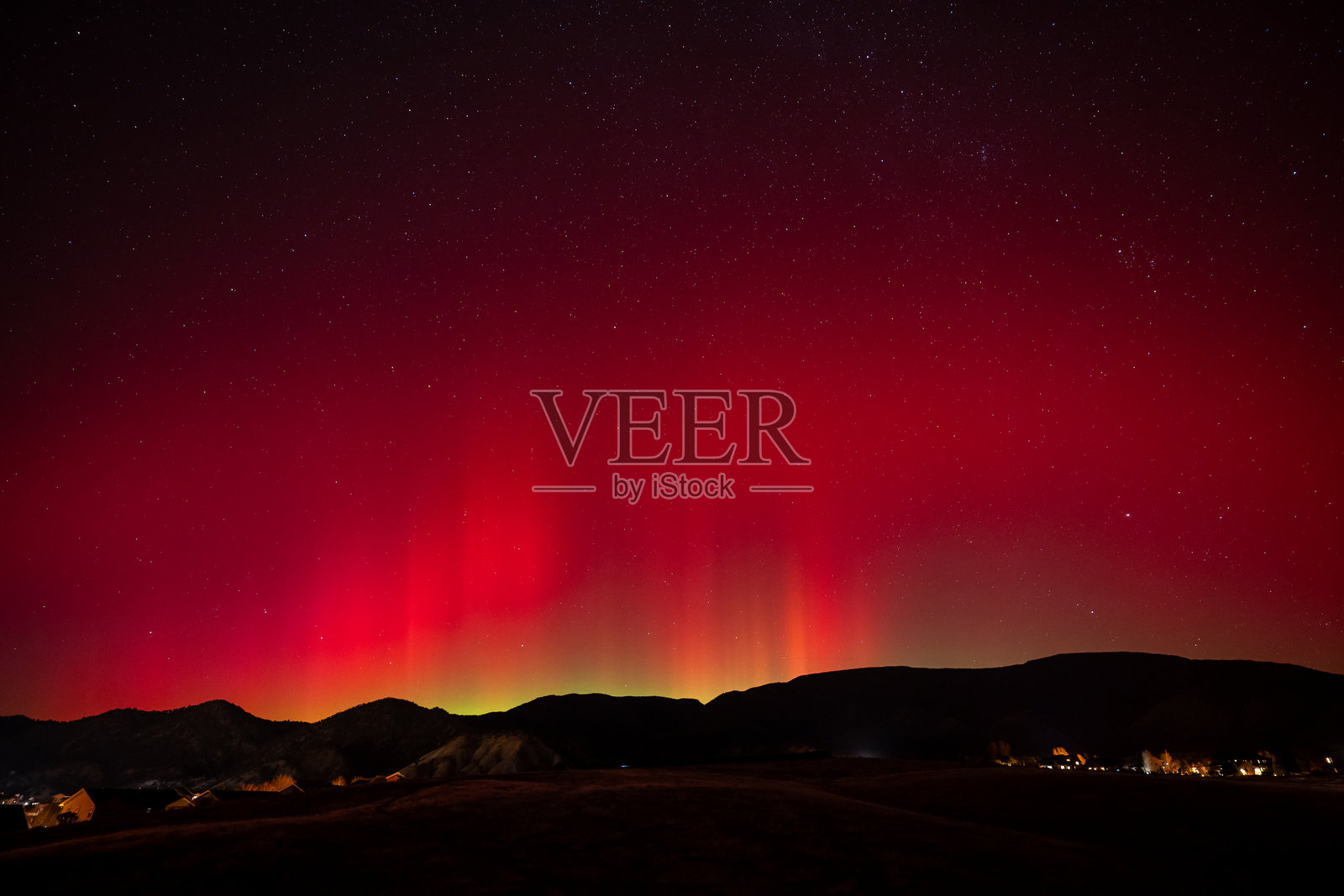 北极光 - 2025年11月11日在美国科罗拉多州新城堡镇上空出现的极光照片摄影图片