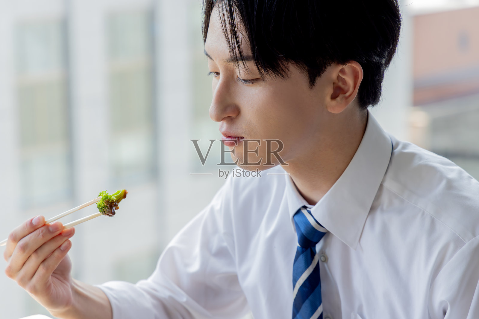 亚洲商人吃外卖午餐照片摄影图片