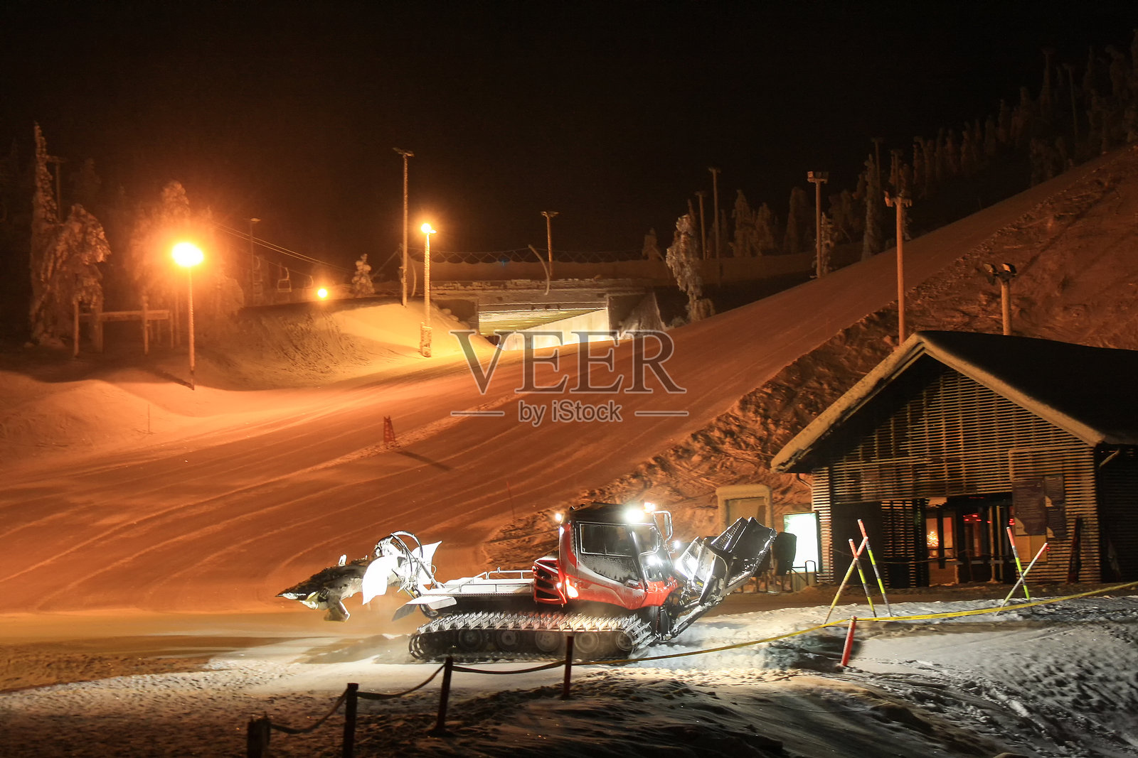 芬兰鲁卡滑雪场的夜间压雪车工作照片摄影图片