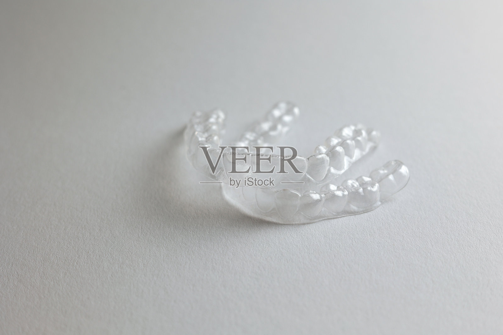 蓝色背景下的牙齿矫正器照片摄影图片