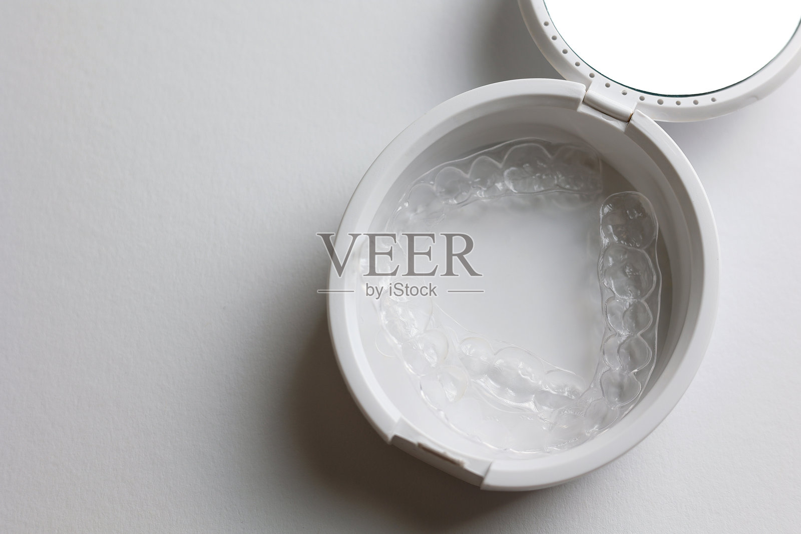 蓝色背景下的牙齿矫正器照片摄影图片