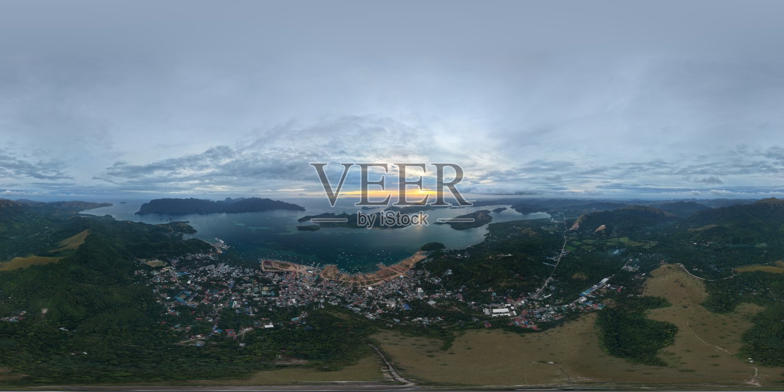 360 aerial panorama of Coron town bay at golden hour照片摄影图片