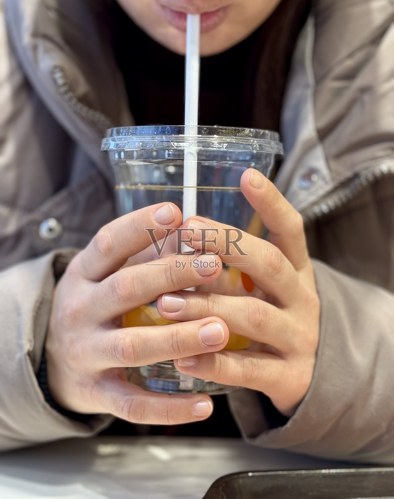 学生在咖啡馆喝咖啡，一个人在咖啡馆享受冰镇饮料，室内休闲场景，放松的人在温暖的咖啡馆里品尝冷饮照片摄影图片