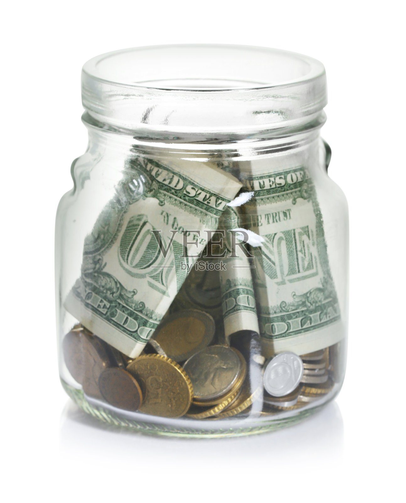 装满钱的玻璃罐，白色背景上孤立照片摄影图片