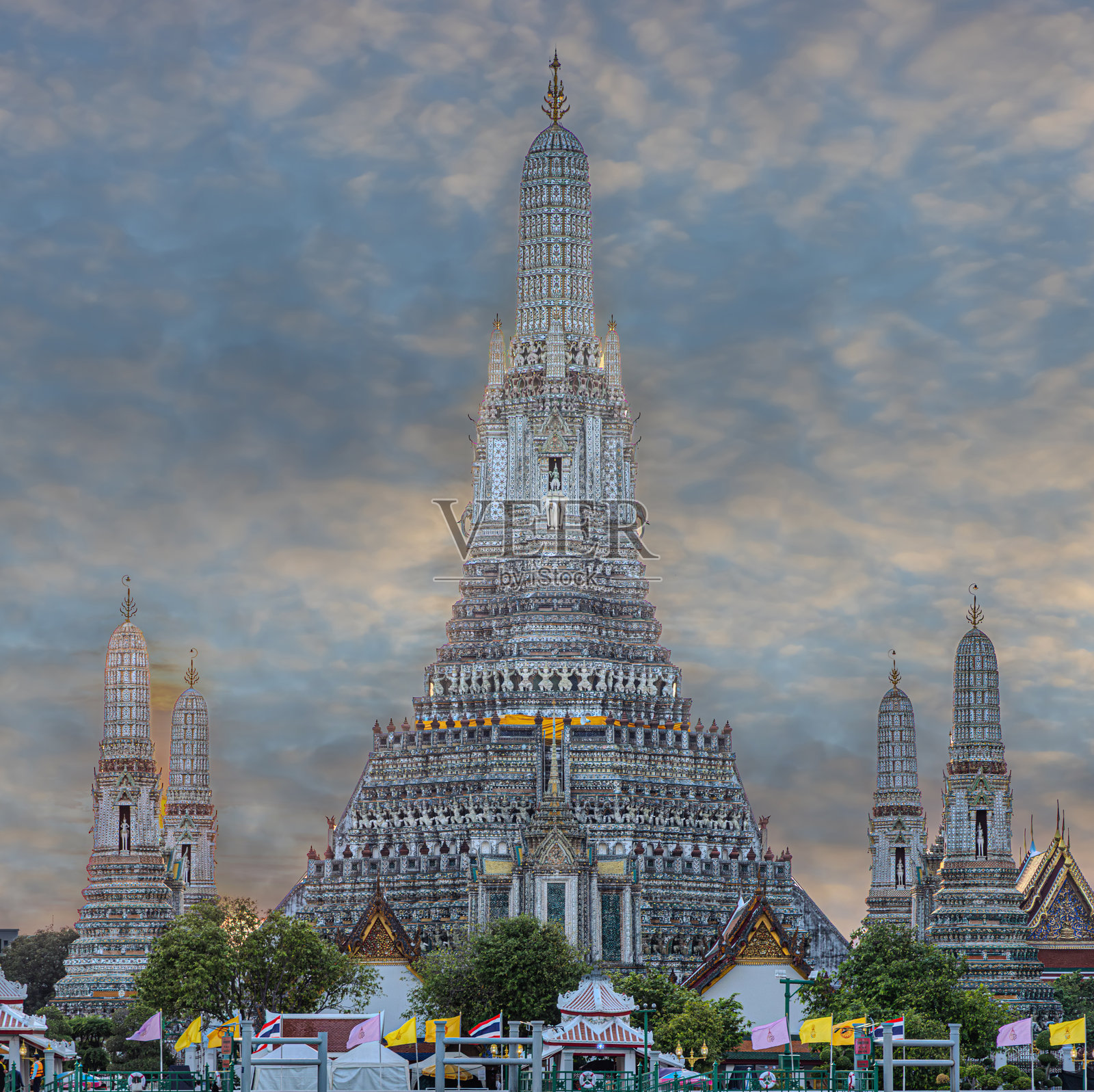 泰国曼谷湄南河畔郑王庙（Wat Arun）的美丽日落色彩。日落时分，寺庙上神奇的彩色霓虹灯光秀令人着迷。照片摄影图片
