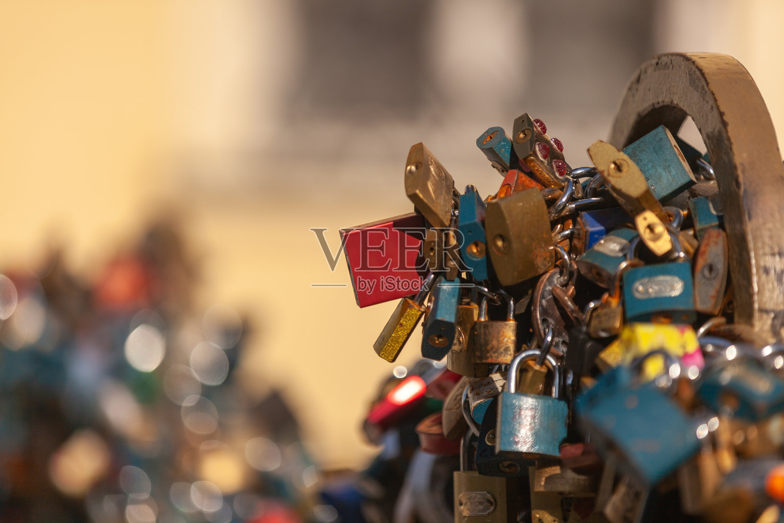 在捷克共和国布拉格的一座桥上，成串的爱情锁组成了一幅充满活力的爱情与承诺的展示，象征着永恒的爱慕与忠诚。照片摄影图片