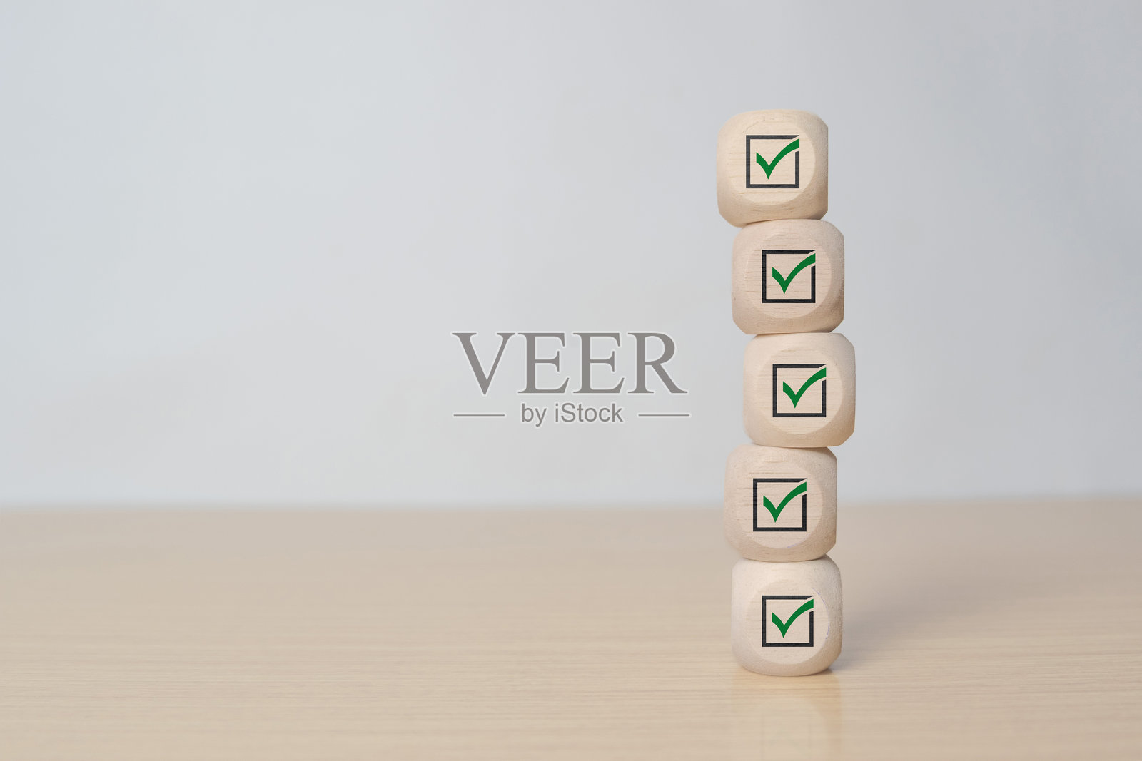 清单、任务列表、调查和评估。质量控制。目标达成与商业成功。选举与投票，投票，待办事项列表。木块上的对勾图标照片摄影图片