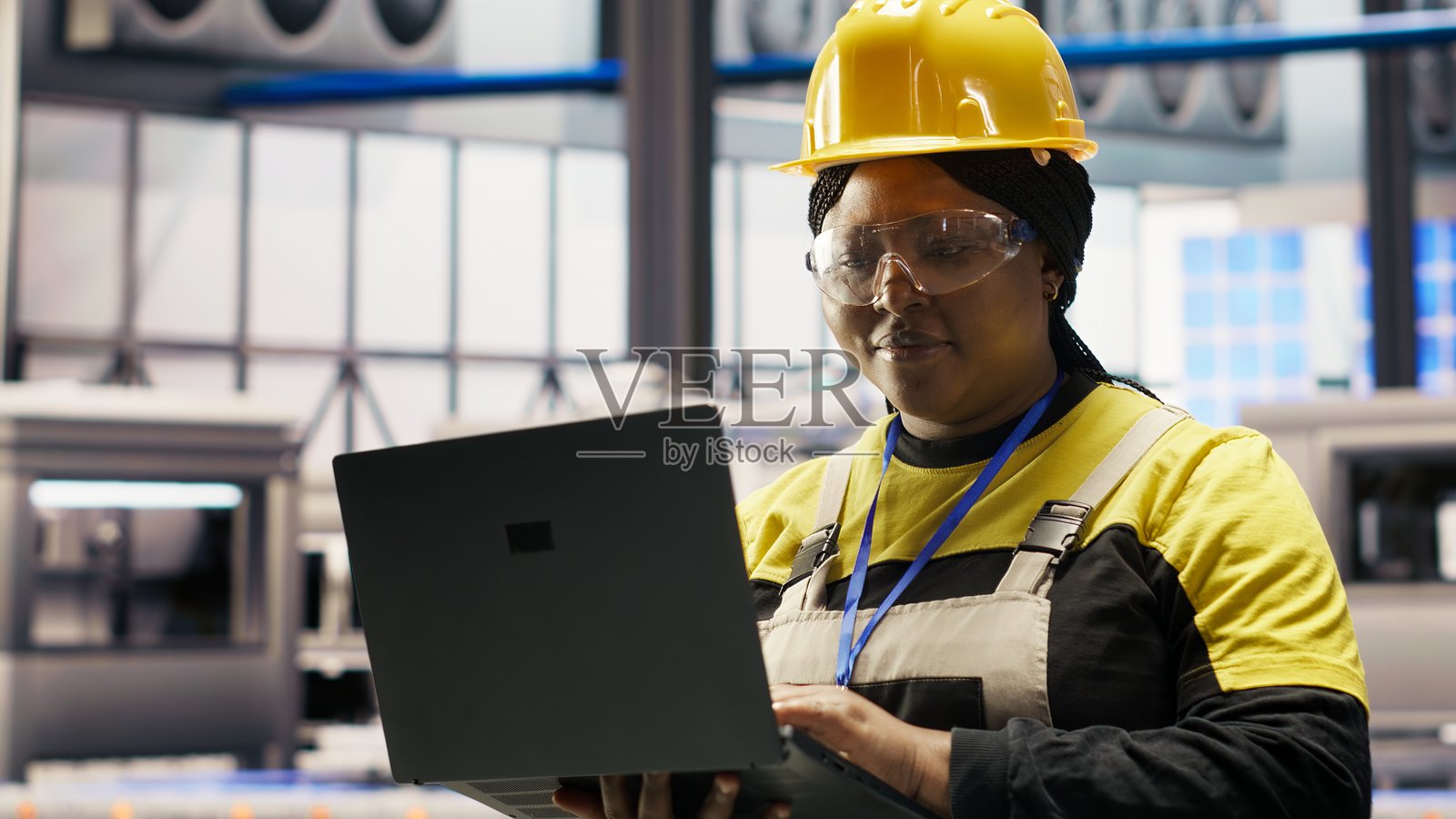 工业厂房工程师使用笔记本电脑实施自动化工作流程照片摄影图片