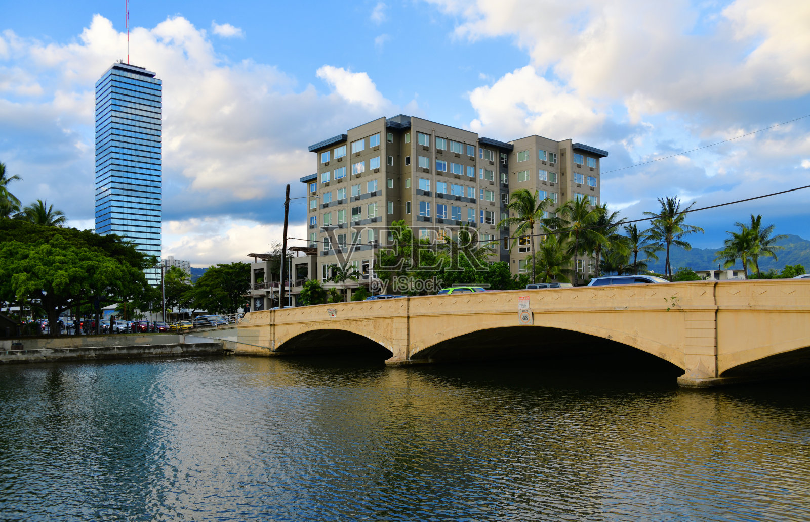 卡拉卡瓦大道桥，阿拉威运河，威基基广场和世纪中心天际线，檀香山，瓦胡岛，夏威夷照片摄影图片