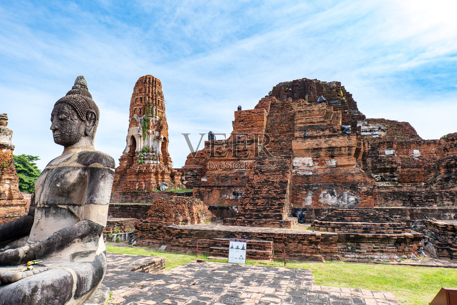 泰国大城府历史遗址内的玛哈泰寺遗址照片摄影图片